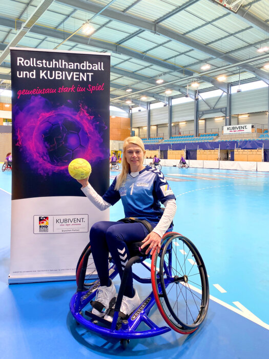 IMG_0192_bearbeitet_03 Roll-Up von KUBIVENT mit Rollstuhlhandball-Spielerin